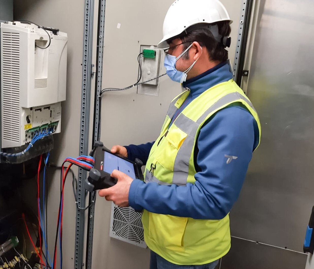 Tecnico esegue un test AMT Pro al quadro elettrico durante un audit