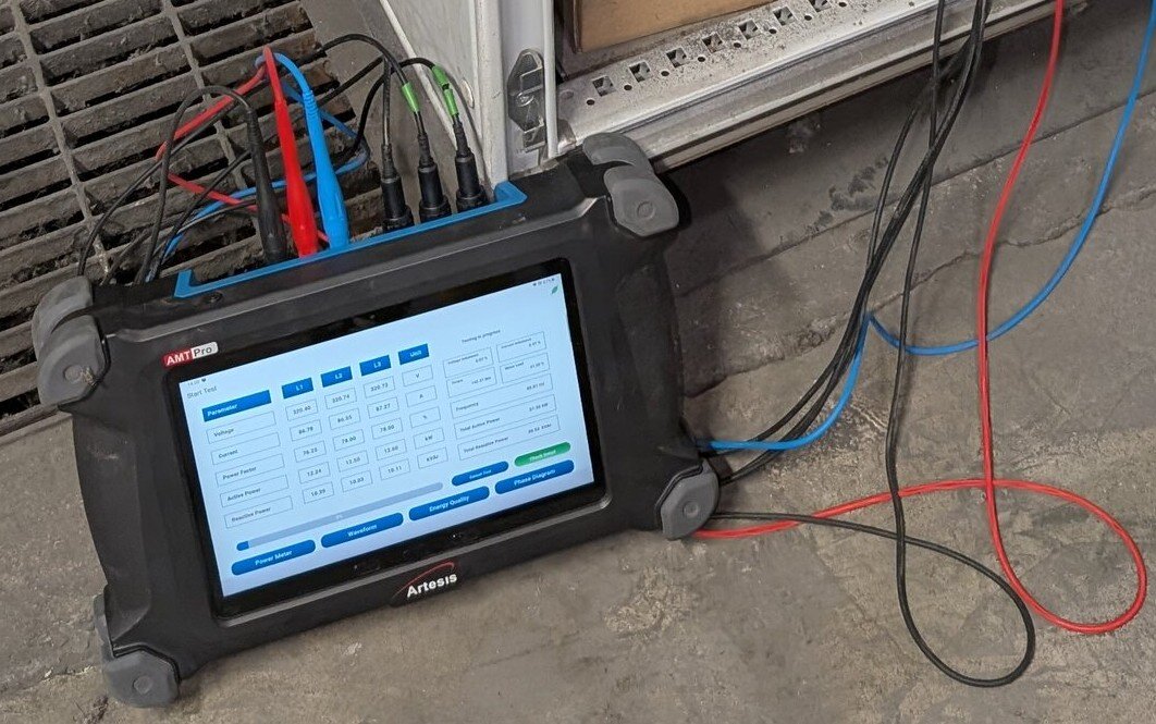 AMT Pro in misura sul campo, collegato al quadro con le pinze di test